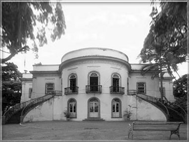 Fachada com Salão Oval e escadarias dos jardins