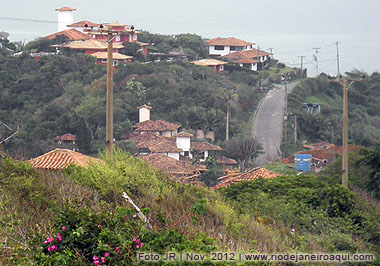 Casas em Búzios com telhado colonial e castelo dágua