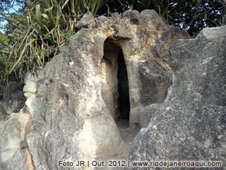 Caverna e túneis no Parque Darke de Mattos, em Paquetá