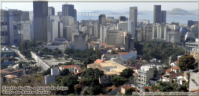 Centro do Rio e Largo da Lapa visto de Santa Teresa com o convento ao centro