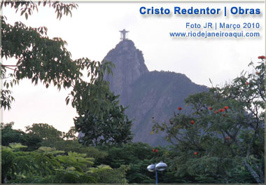 Cristo Redentor com andaimes visto do Morro do Pasmado