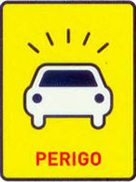 Aviso de perigo e cuidado com carros