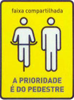 Aviso de faixa compartilhada e prioridade do pedestre