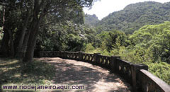 Montanhas e picos na do lado esquerdo do mirante na Floresta da Tijuca