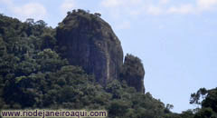 Picos fotografados com zoom a partir do Mirante Excelsior