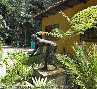 Trabalhor escravo fazendo replantio na Floresta da Tijuca | Escultura