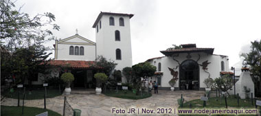 Igreja de Santa Rita ao lada da Capela de N.S. Desatadora de Nós