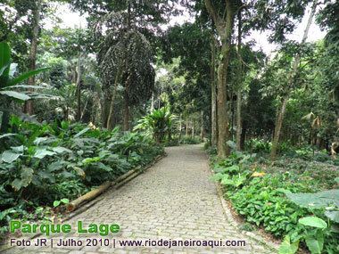 Pitoresca viela pavimenta com pedras entre os jardins do Parque Lage