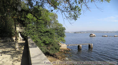 Terraço panorâmico e pier no Parque Darke de Mattos