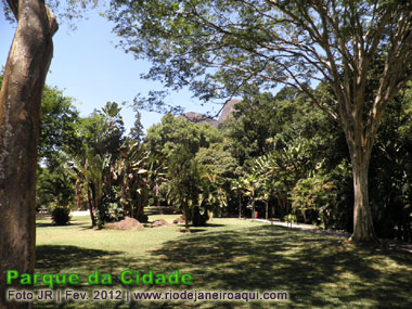 Imensos gramados e jardins cercados de florestas no Parque da Cidade