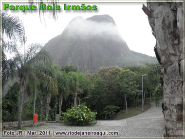 Parque com belas caminhos tendo o Morro Dois Irmãos ao fundo