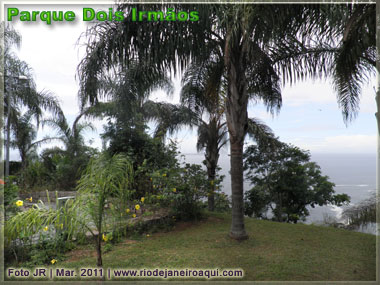 Parque Dois Irmãos com jardins que se debruçam sobre o mar