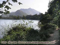 Trilha e lagoa do Parque Chico Mendes