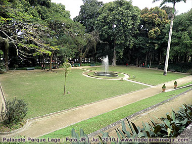 Jardins geométricos de frente ao palacete