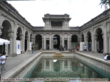 Patio interno e piscina | Vista olhando para a entrada