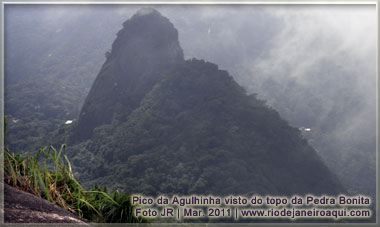 Pico da Agulhinha visto do topo da Pedra Bonita