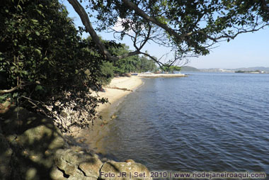 Pequena praia no Parque Darke de Mattos