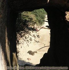 Pequena praia vista de tunel no Parque Darke de Mattos