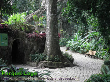 Entrada da casa do aquario do Parque Lage ao lado de uma viela rodeada de uma floresta de rvores e jardins romanticos