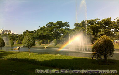 Praça Paris - Chafariz com arco iris sobre as águas