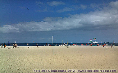 Futebol de areia e volei na praia