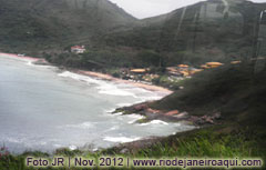 Praia e enseada entre montanhas em Búzios