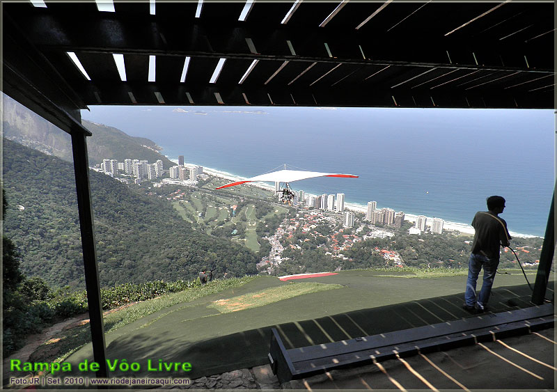 Rampa de asa delta e parapente tendo ao fundo S�o Conrado e Morro Dois Irm�os