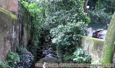 Rio Carioca vista da ponte do Largo do Boticário