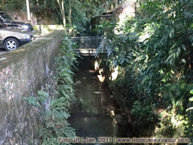 Rio Carioca após passar sob ponto no Largo do Boticário