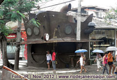 Bar em forma de navio na Rua das Pedras