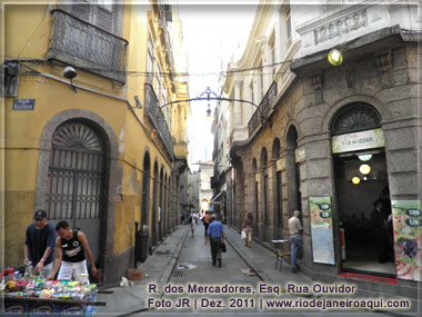 Rua dos Mercadores na esquina com Rua do Ouvidor