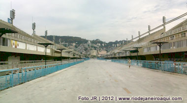 Sambodromo com a pista e arquibancadas vazias