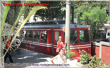 Trem do Corcovado visto no embarque de subida à montanha