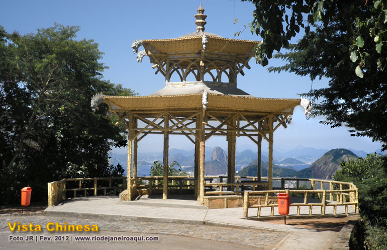 Mirante da Vista Chinesa tendo ao fundo as montanhas e cidade do Rio de Janeiro