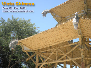 Vista Chinesa onde é visto detalhes do telhado e cabeças de dragões que decoram o pagode