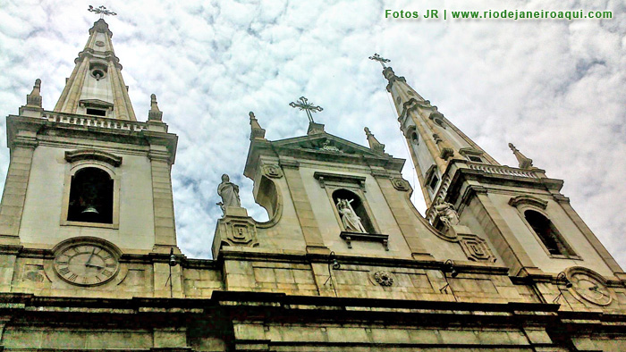 Igreja Santíssimo Sacramento | Frontão superior e torres