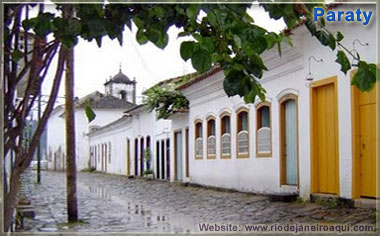 Rua de Paraty com pequenas e belas casas coloniais