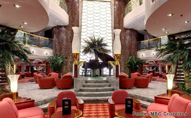Lounge do navio com piano de calda