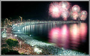 A multidão celebra a chegada do ano novo no Reveillon em Copacabana