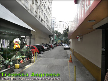 Pequena viela ou beco de Copacabana onde existe acomodações baratas