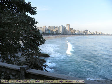 Praia do Leblon com muitos edifícios e alguns hotéis ao longo da orla